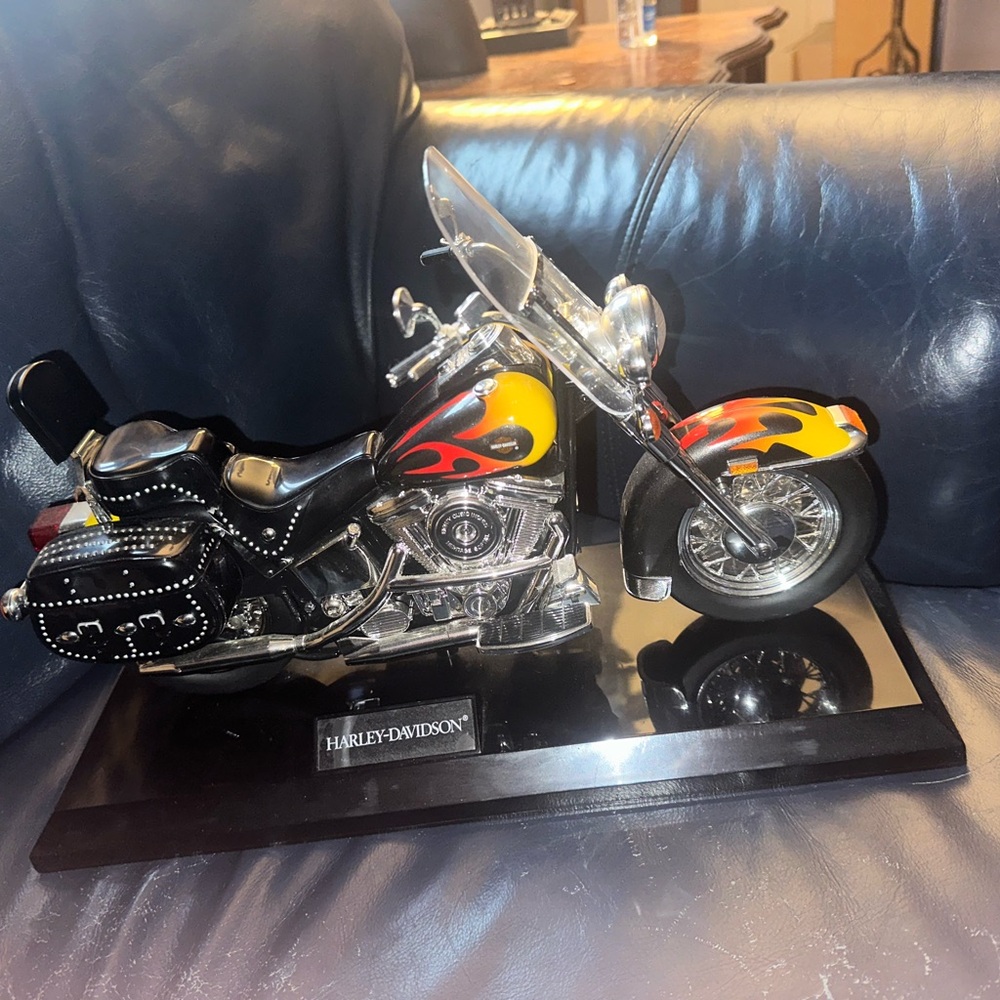 Harley-Davidson Motorcycle Model Telephone with stand Collectible!!!